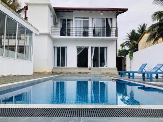 Danish Crown Hotel - Ambalangoda - 0