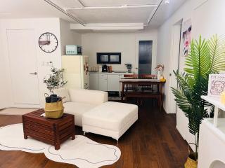 1 minute from Hongdae Entrance Station #4 beds #hotel bedding #Hongdae main street #famous restaurants #luggage storage #popular accommodation #3 rooms - Samgong - 2