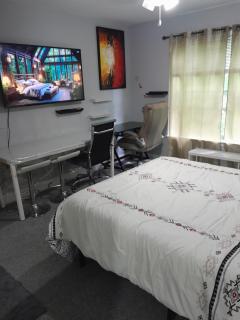 Furnished master bedroom - Sandy Springs - 6