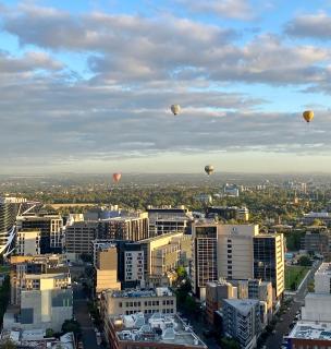 Floor 32 Modern 2 Bed 2 Bathroom CDB Apartment - Melbourne - 5