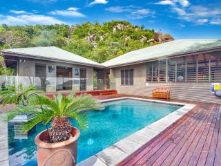 Absolute Beachfront and Pool House - Horseshoe Bay - 4