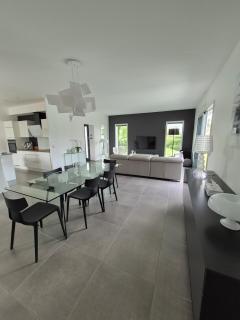 Villa contemporaine de standing avec piscine - Savignac-sur-lʼIsle - 1