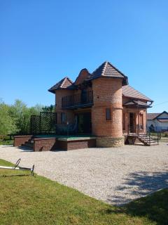 Una, Home on river bank - - 0