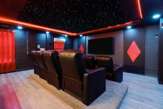 Ultimate Family Escape Near Disney - Sparkling Pool, Hot Tub & Epic Private Movie Room - Davenport - 0