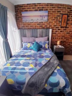 Lovely 1-bedroom in secure complex with pool - 7