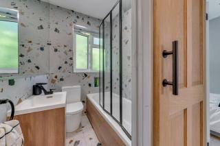 2BR Home, FREE Parking, Sleeps 7 - Easy Access to Central London & Heathrow - Hanwell - 8