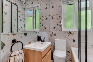 2BR Home, FREE Parking, Sleeps 7 - Easy Access to Central London & Heathrow - Hanwell - 1