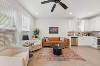 NEW Thibodeaux House Cajun Luxury 65 TV Fast WiFi - Lafayette - 2