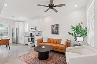 NEW Couyon House Luxury Amenities Fast WiFi 65 TV - Lafayette - 9