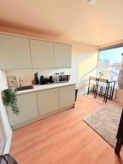 Tooting Broadway Guest Studios - London - 7