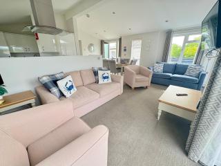 The Lighthouse, Pet friendly lodge on Hoburne Cotswold Holiday Park - South Cerney - 4
