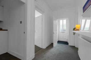 Arran Cottage - 4 Bed Home on M8 - Coatbridge - 1