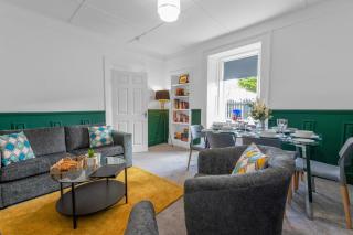 Arran Cottage - 4 Bed Home on M8 - Coatbridge - 0