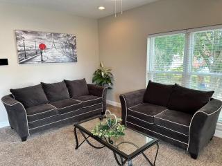 Entire Floor, 2 Connected Apts, 6BR 4BA, Moss Point -AB- - 4