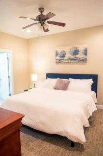 Entire Floor, 2 Connected Apts, 6BR 4BA, Moss Point -AB- - 0