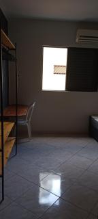 Quarto independente em casa de família com banheiro fora da habilitação mas é privado - Santos - 4