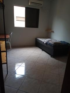 Quarto independente em casa de família com banheiro fora da habilitação mas é privado - Santos - 3