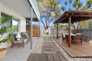 Spacious Coastal Retreat Sleeps 10 PacMan Fireplace 5Mins Beach - Maroochydore - 4