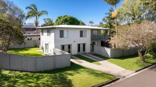 Spacious Coastal Retreat Sleeps 10 PacMan Fireplace 5Mins Beach - Maroochydore - 2