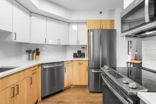 Contemporary Apt Steps from Pentagon City Metro - Arlington - 6