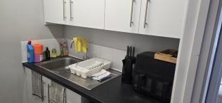 Central Modern 1 Bed Apt Free Parking Cafes Shops Trains And Buses Gatwick Nearby - Crawley - 8