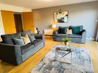Spacious 2 Bed Perfect for City Centre & Bay, Pool, Gym - 0