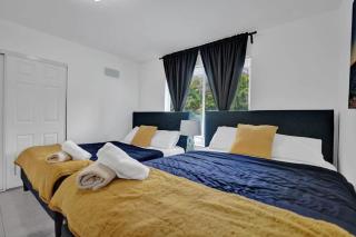 Central Stunning Villa with Heated Pool Cabana - 8