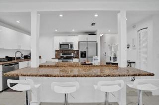 Central Stunning Villa with Heated Pool Cabana - Hollywood Ridge Farms - 2