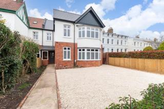 Luxury 6 Bedroom Period Home with Sauna and Gym - Cheltenham - 9