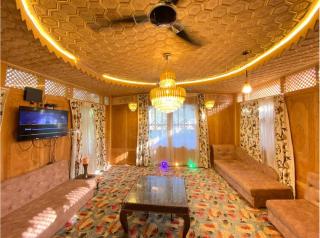 Appollo 11 luxury houseboat - 1