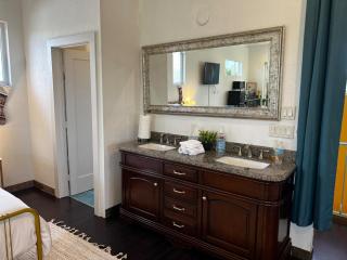 Tree Top Retreat! Private & close to 5th Ave! - Naples - 4