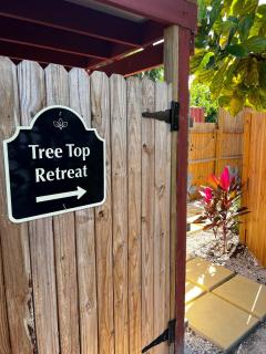 Tree Top Retreat! Private & close to 5th Ave! - Naples - 3