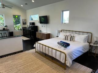 Tree Top Retreat! Private & close to 5th Ave! - Naples - 2