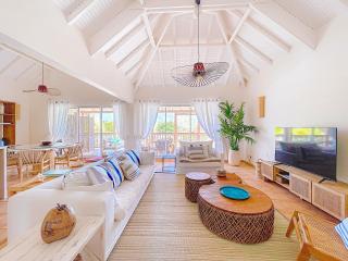 Sable Bleu Elegant 2-Bedroom Oceanfront Apartment - 9