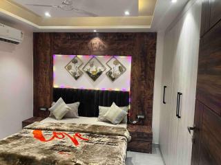 Modern Luxury 2BHK 2Baths 3Double Beds Terrace View Tapovan - 8