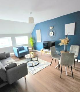 Blue Comfy Apartment with Double Beds and Free Parking Sleeps 4 - Darwen - 0