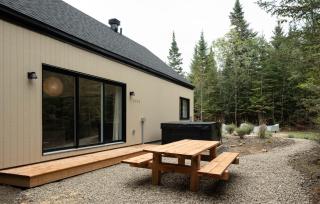 Chalet Perdu - Cozy Forest Retreat with Hot Tub - Sainte-Lucie-de-Doncaster - 2