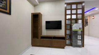 2-Bedroom Fully Furnished Family Apartment with 1 Air conditioned bedroom, full kitchen, lounge, sitting area, attached baths, patio, washer, dryer Near market, mall & Express highway - Rawalpindi - 1