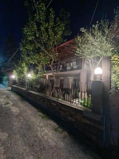 "2steps from the BEACH" - Nea Iraklia - 8
