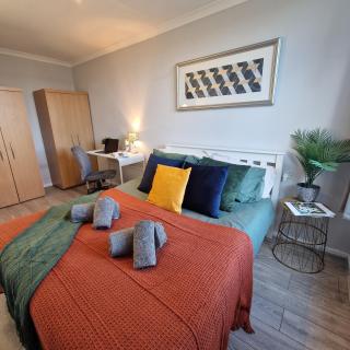 NEW, Refurbished Modern & Spacious 1 Bed Flat Westfield Shepherd's Bush Free Wi-Fi Super King Bed - London - 1