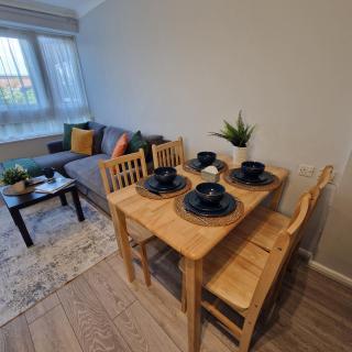 NEW, Refurbished Modern & Spacious 1 Bed Flat Westfield Shepherd's Bush Free Wi-Fi Super King Bed - London - 7