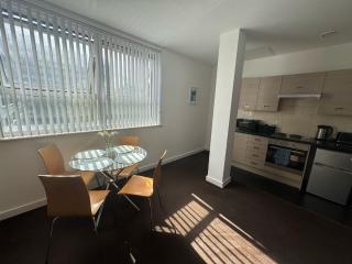 Chic Trafford Apartment, Private Underground Parking, Fast Wi-Fi, Self Check-in Anytime, 5 mins to Old Trafford Stadium - Manchester - 8