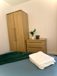 Cosy 1 Bed Apartment in Trafford with Private Parking, Self Check- in and Late Check-in Any Time - Manchester - 1