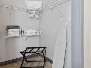 Stunning Downtown Apartment with Pool, Laundry, Parking - Dallas - 2