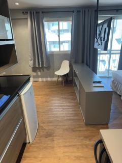 Magnifico Flat na Barra da Tijuca 704, com Linda Piscina, Academia, Balsa para Praia, Microondas, Frigobar, Tv Smart, Varanda e Mesa para Trabalho - 4