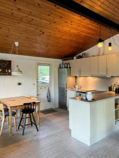 Family Cabin With Play Area Near The Beach - Højby - 7