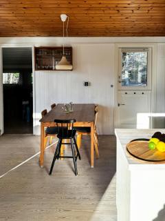 Family Cabin With Play Area Near The Beach - Højby - 4
