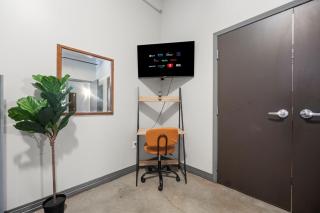 Stylish Downtown Stay | Pool, Gym, Valet Parking - 4