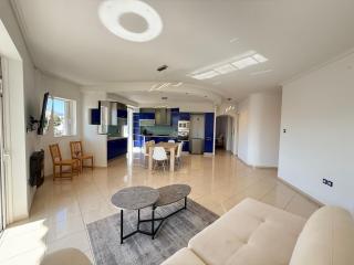 Sunny Home Private Jacuzzi Hydromassage, Fireplace, Acropolis & Lycabettus View, Underground Parking, 300m Metro Peristeri - Athene - 1