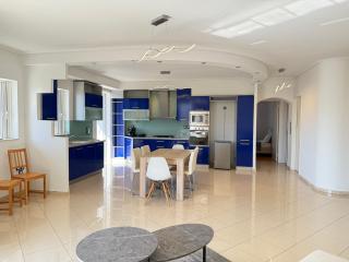 Sunny Home Private Jacuzzi Hydromassage, Fireplace, Acropolis & Lycabettus View, Underground Parking, 300m Metro Peristeri - 2